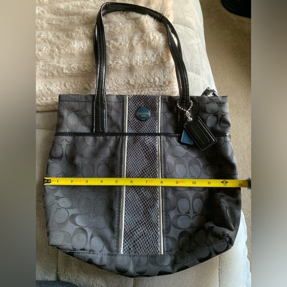 Coach signature python striped tote/shoulder Canvas handbag, black preowned - Picture 8 of 9